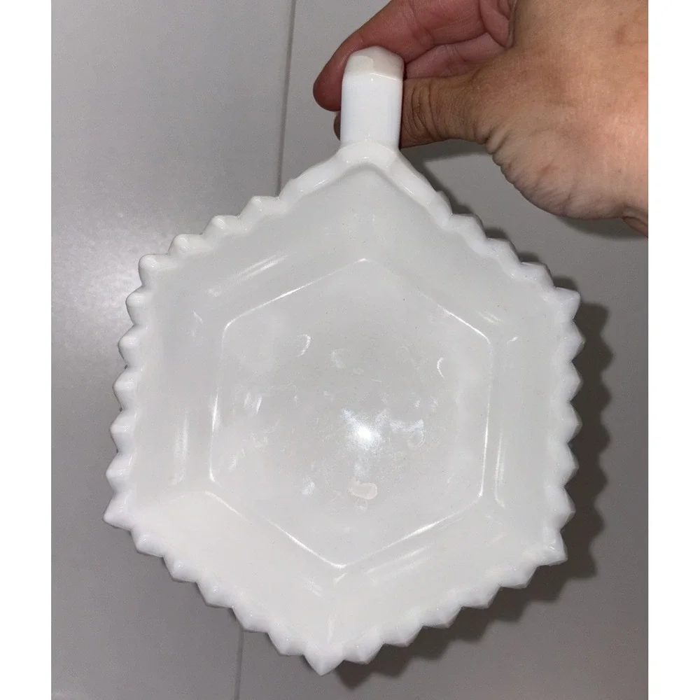 Vintage Westmoreland White English Hobnail Milk Glass 1-Handle Hexagon Bowl‎ - Picture 3 of 5